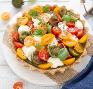 ricetta-facile-crostata-caprese-senza-cottura-con-pomodori-pesto-straccino